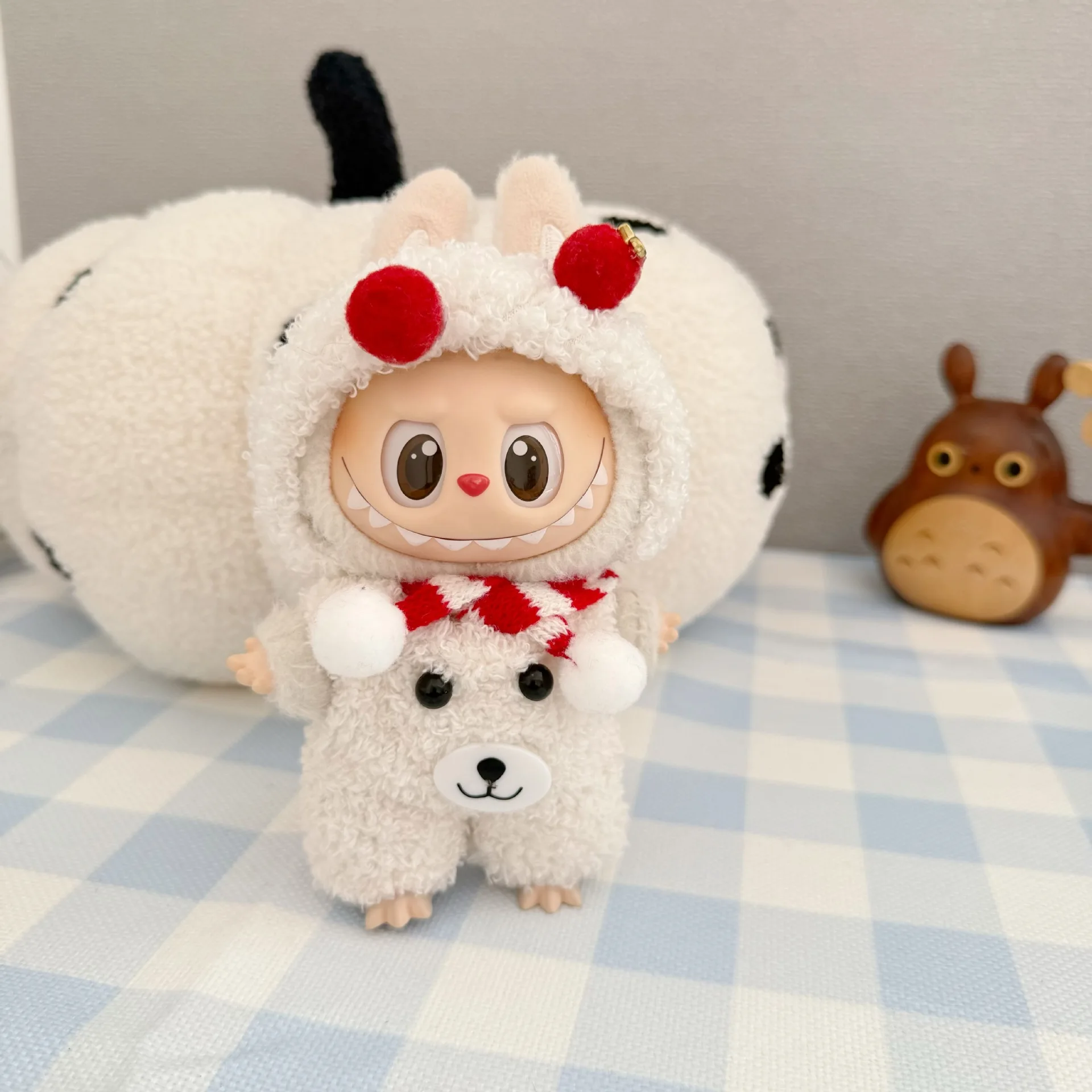 Ropa para muñecas Labubu de 1a generación y tercera generación de 15/17 cm: adorable conjunto de peluche de oso que incluye pompones, bufanda de pompones y mono de felpa
