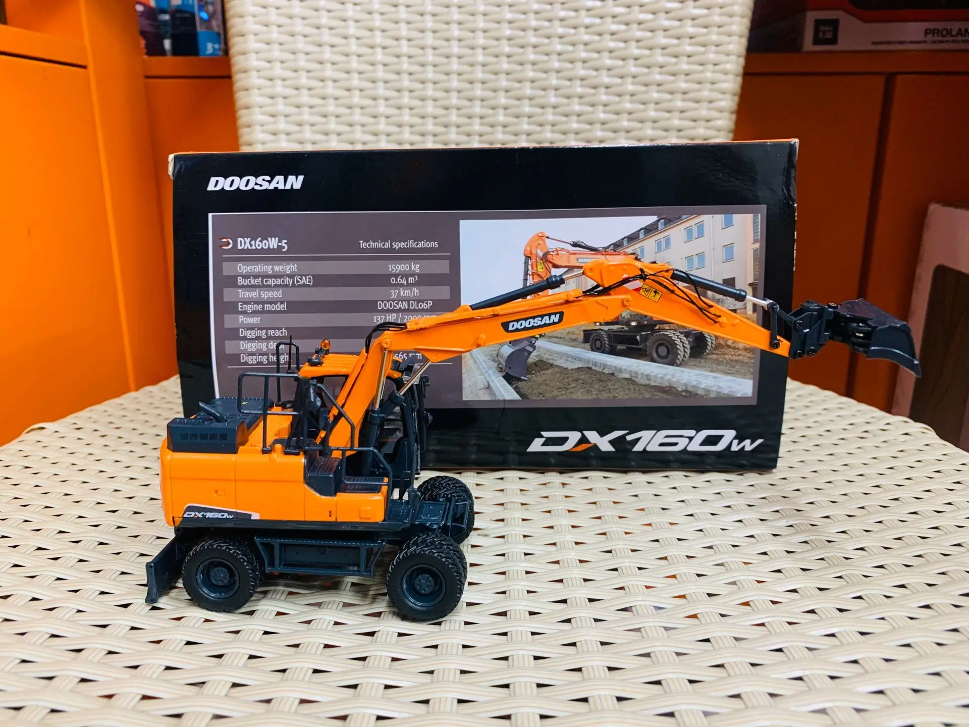 Doosan DX160W Wheeled Excavator 1/50 Scale Die-Cast  Model UH8134 New in Original Box