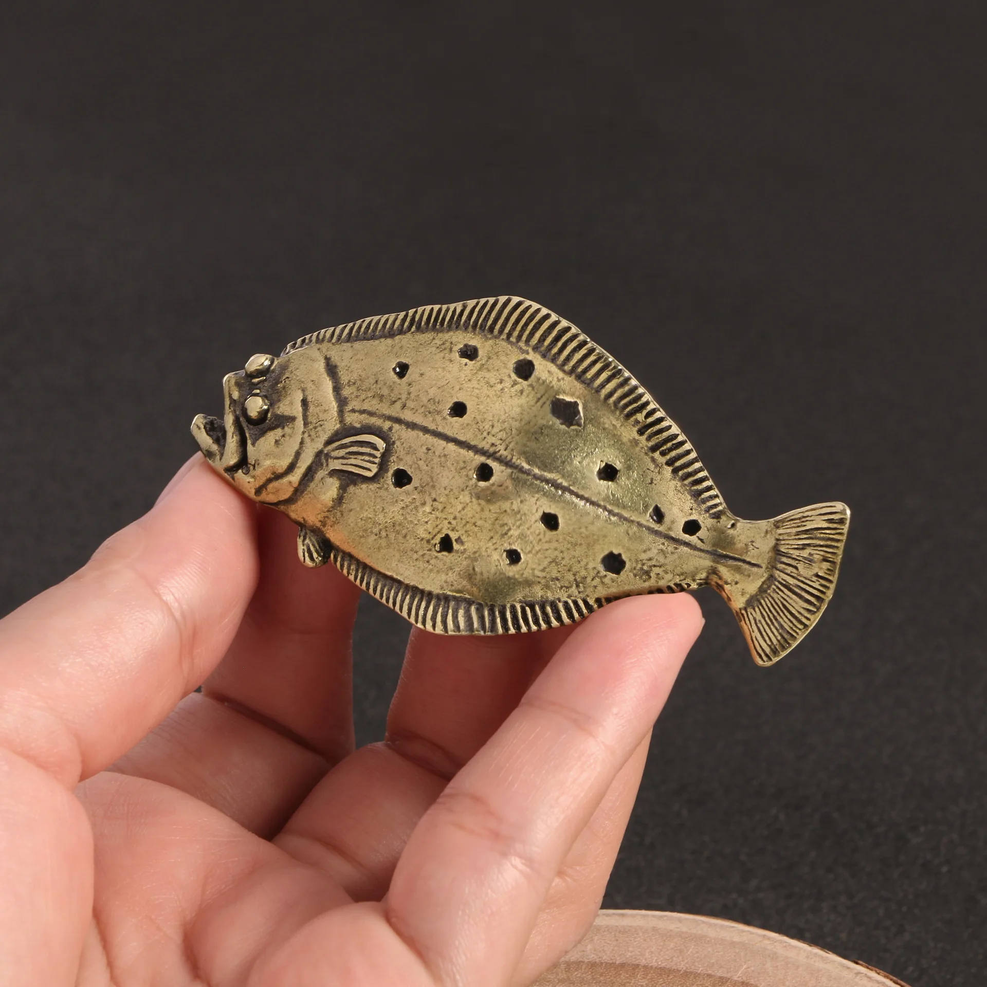 

Artistic Brass Flatfish Decorative Figurines Copper Flounder Masterpiece Art Collectible Biomimetic Marine Animals Crafts