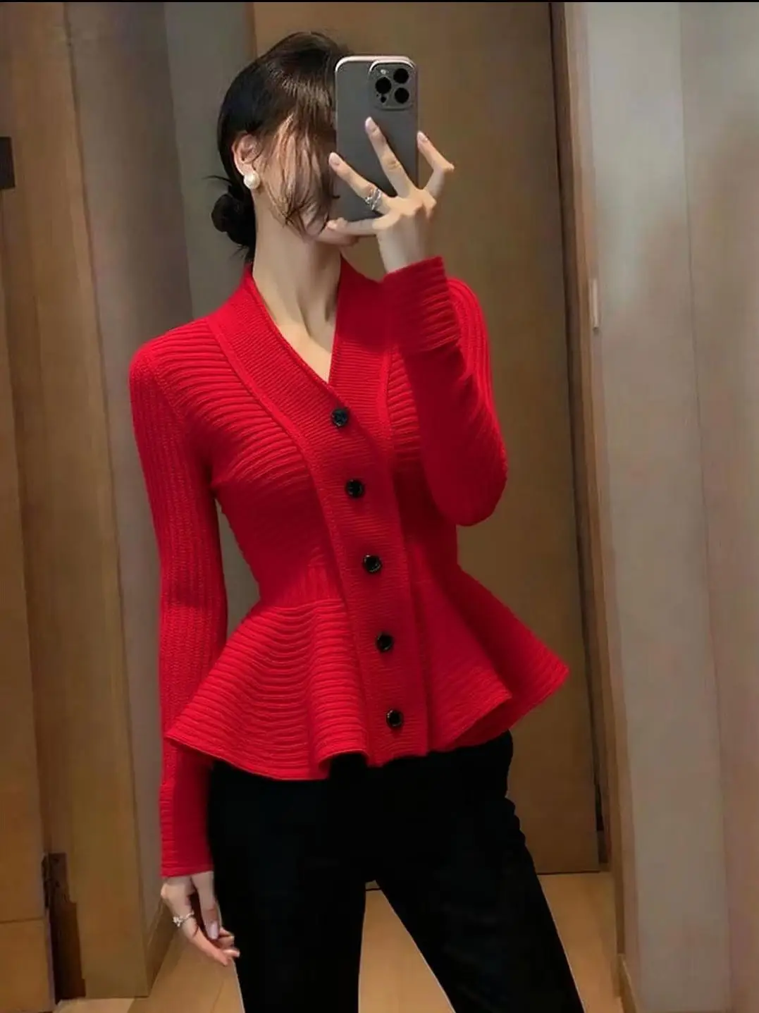 

Ele Red V-Ne Knitwear Faionable Age-Defng Design Unique French Sle Polyester Fiber Long Sve Women's Cardigan