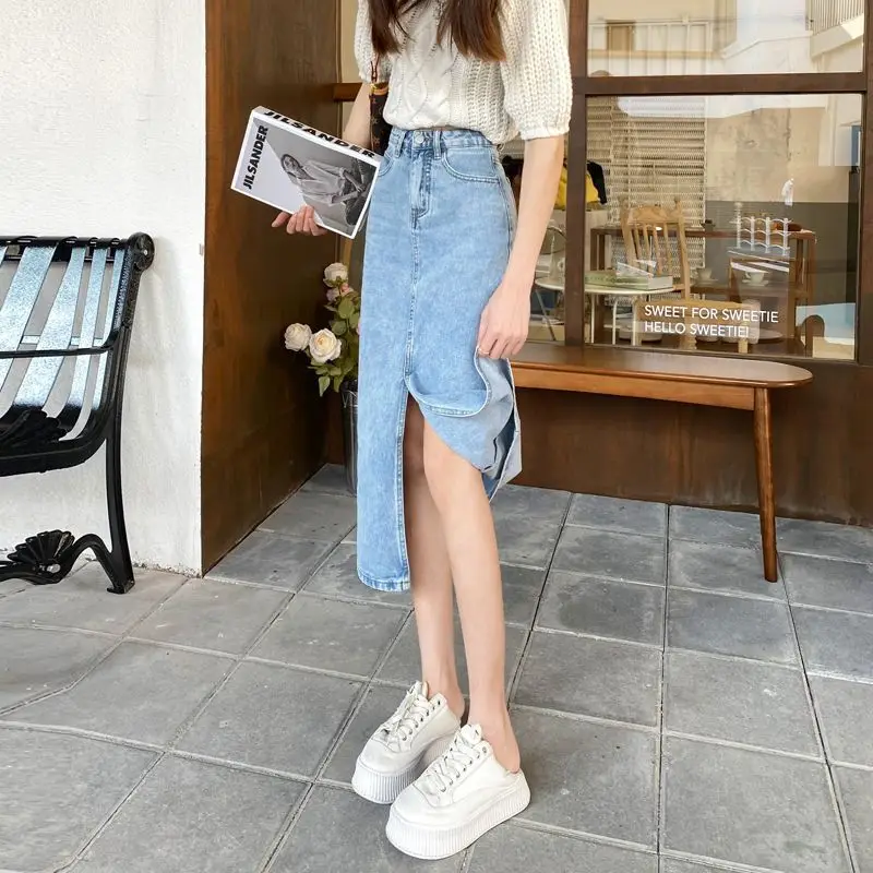 

Женская джинсовая юбка средней длины с разрезом, новинка 2023 года, летняя, универсальная, с завышенной талией, облегающая, стройнящая.