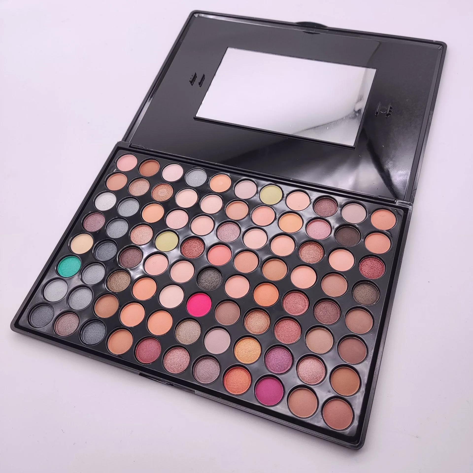 

88-Color eyeshadow disc, cosmetics, beginner blush, powder, lipstick, stage performance kit.