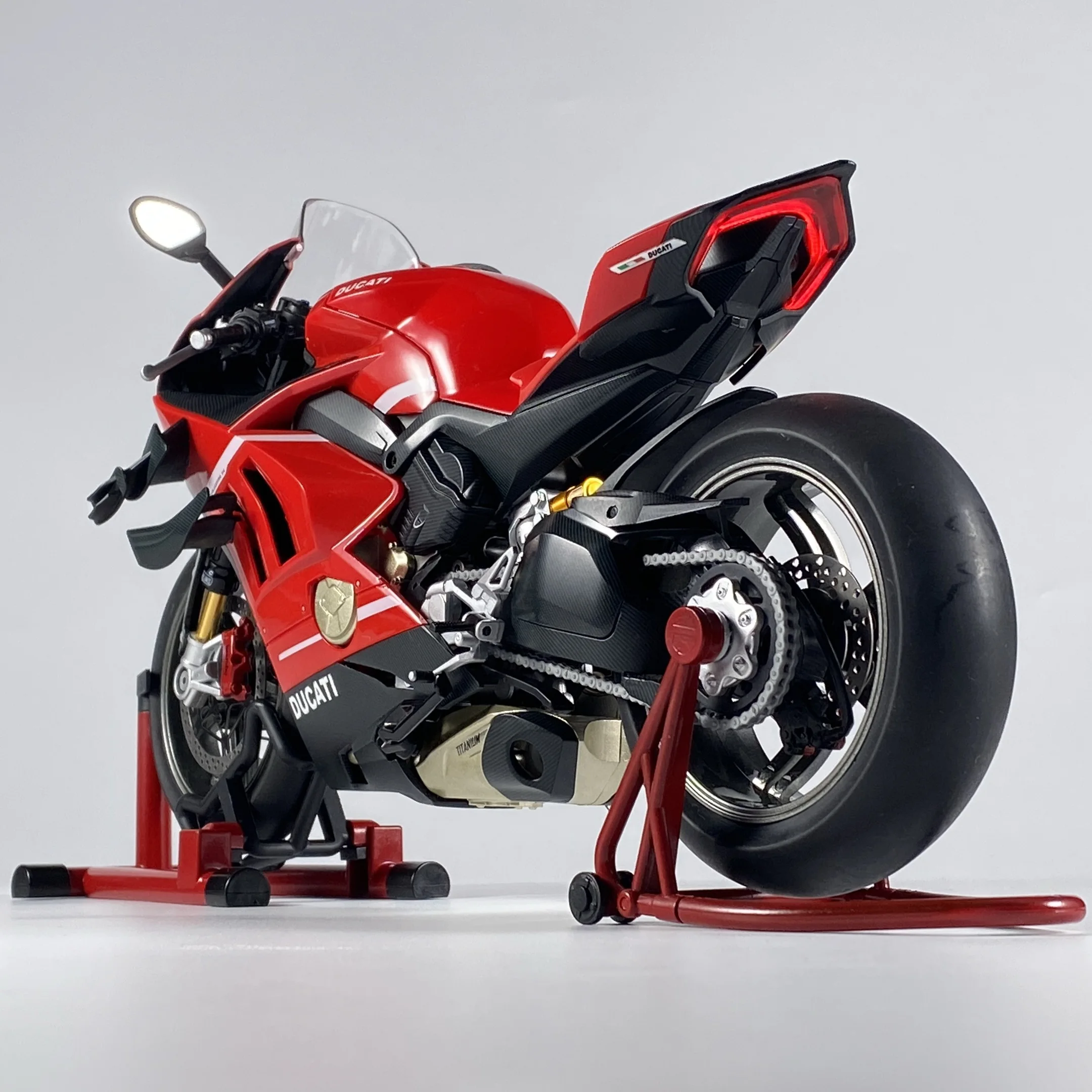 Bburago - Ducati Panigale V4, Moto Diecast à l'échelle 1:18, réplique détaillée de la Superbike Italienne, modèle Officiel avec Roues Libres, Licence Ducati, âge recommandé 3+ Ans Bburago - Ducati Panigale V4, Moto Diecast à l'échelle 1:18, réplique détaillée de la Superbike Italienne, modèle Officiel avec Roues Libres, Licence Ducati, âge recommandé 3+ Ans