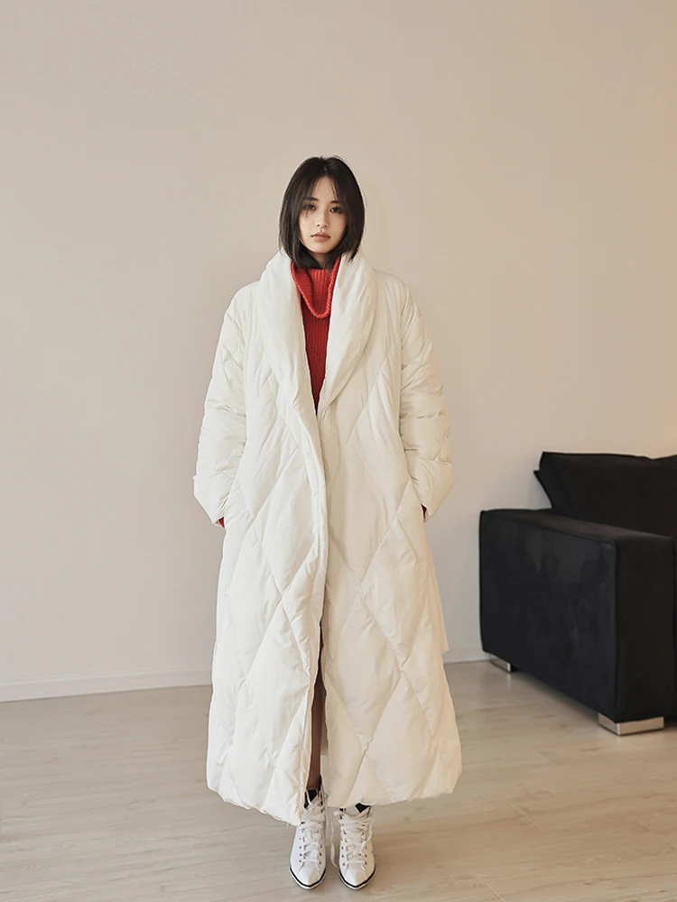 سترة فاخرة X-long للنساء لشتاء 2025 معطف منتفخ دافئ سميك مع وشاحات بلون سادة جودة عالية INKEO DJ579