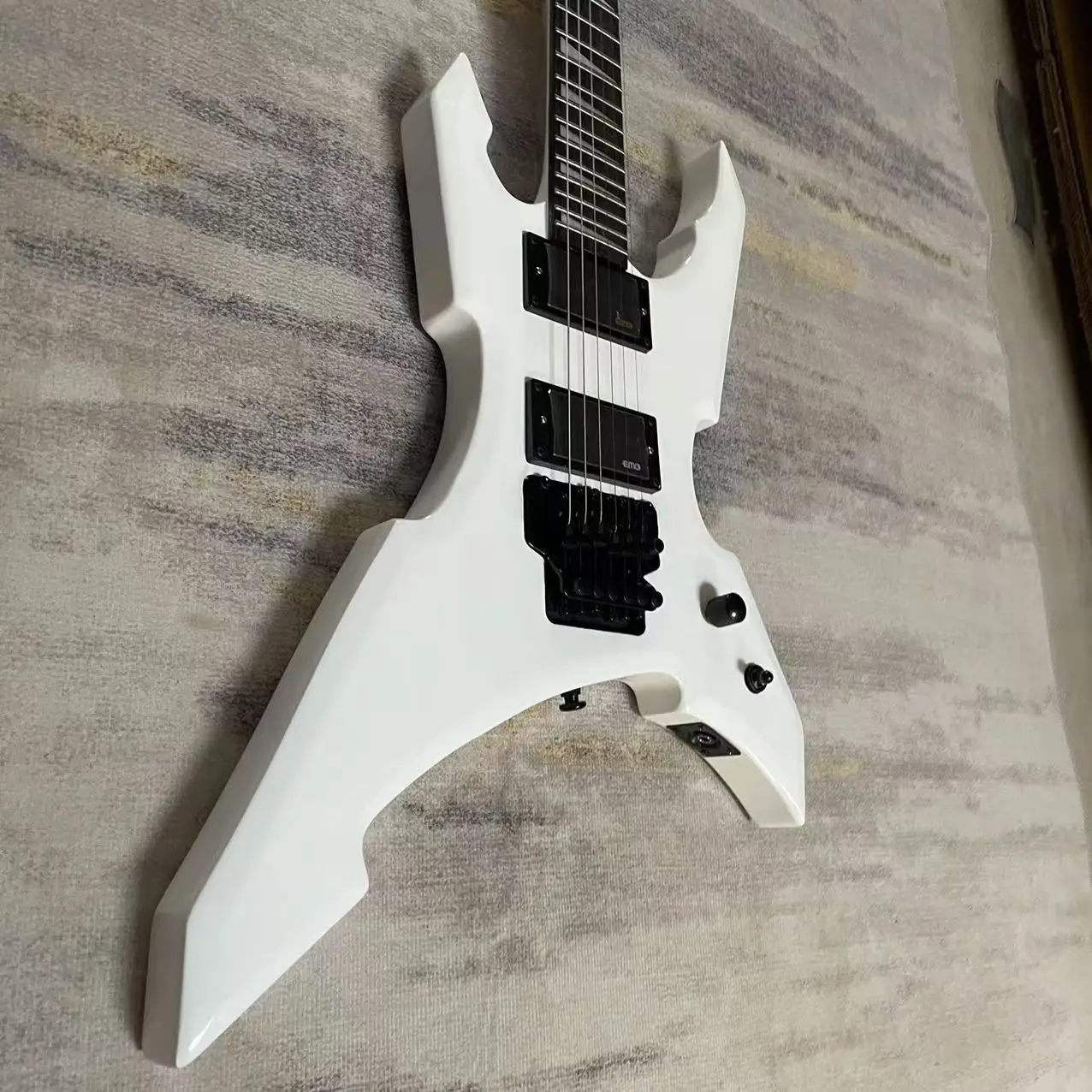 Electric Guitar 6-Chord Alien Style Electric Guitar, White Body, Tremor Pulling Chord Plate, Factory Photo for Delivery, In Stoc