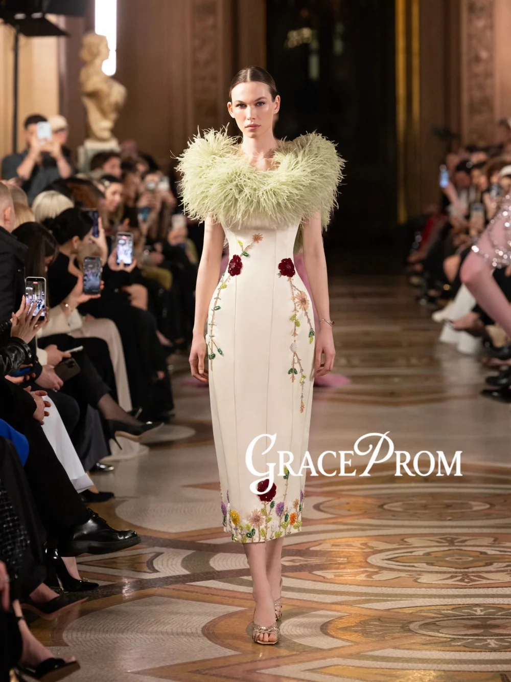 

Handmade Beaded Feathers Evening Dress Exquisite Sleeveless Straight Wedding Party Gown Customized Stylish Red Carpet Gowns