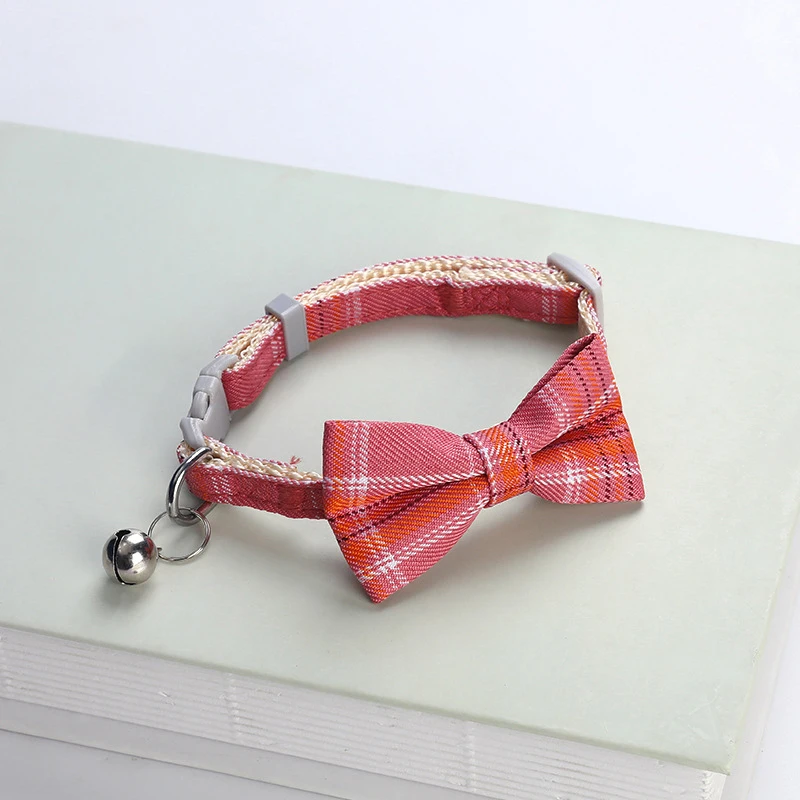 สัตว์เลี้ยง BREAKAWAY Cat COLLAR Bow Tie และ Bell น่ารักลายสก๊อตคริสต์มาสสีแดงยืดหยุ่นปรับปลอกคอสุนัข SASH กระดิ่งขนาดเล็กสําหรับแมว