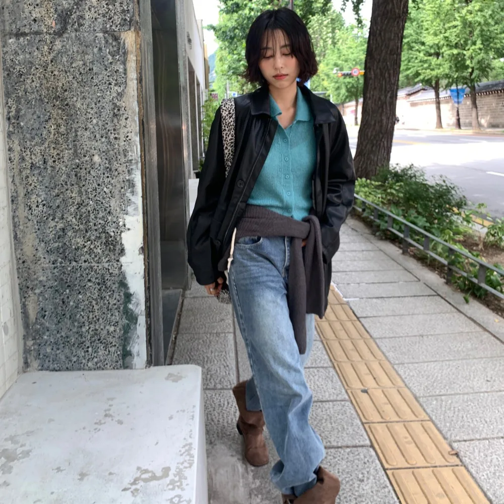 Elegancka, długa dzianina damska zapinana na guziki, miękka, wyszczuplająca bluzka, modna, idealna na uczelnię i do ulicy, odpowiednia na różne okazje.