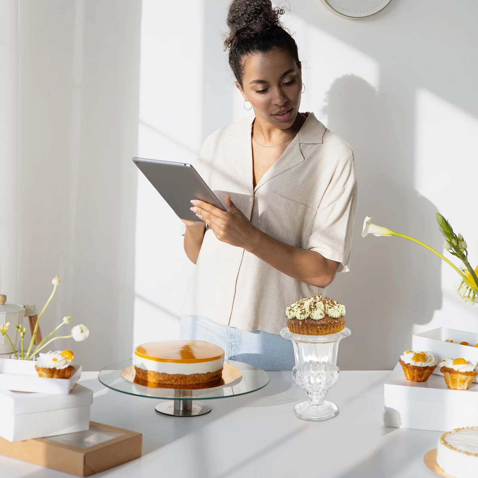 

1Pcs Fruit Cake Plate European Style Crystal Glass Candy Tray Decorative Refreshment Display Storage Snack Holder