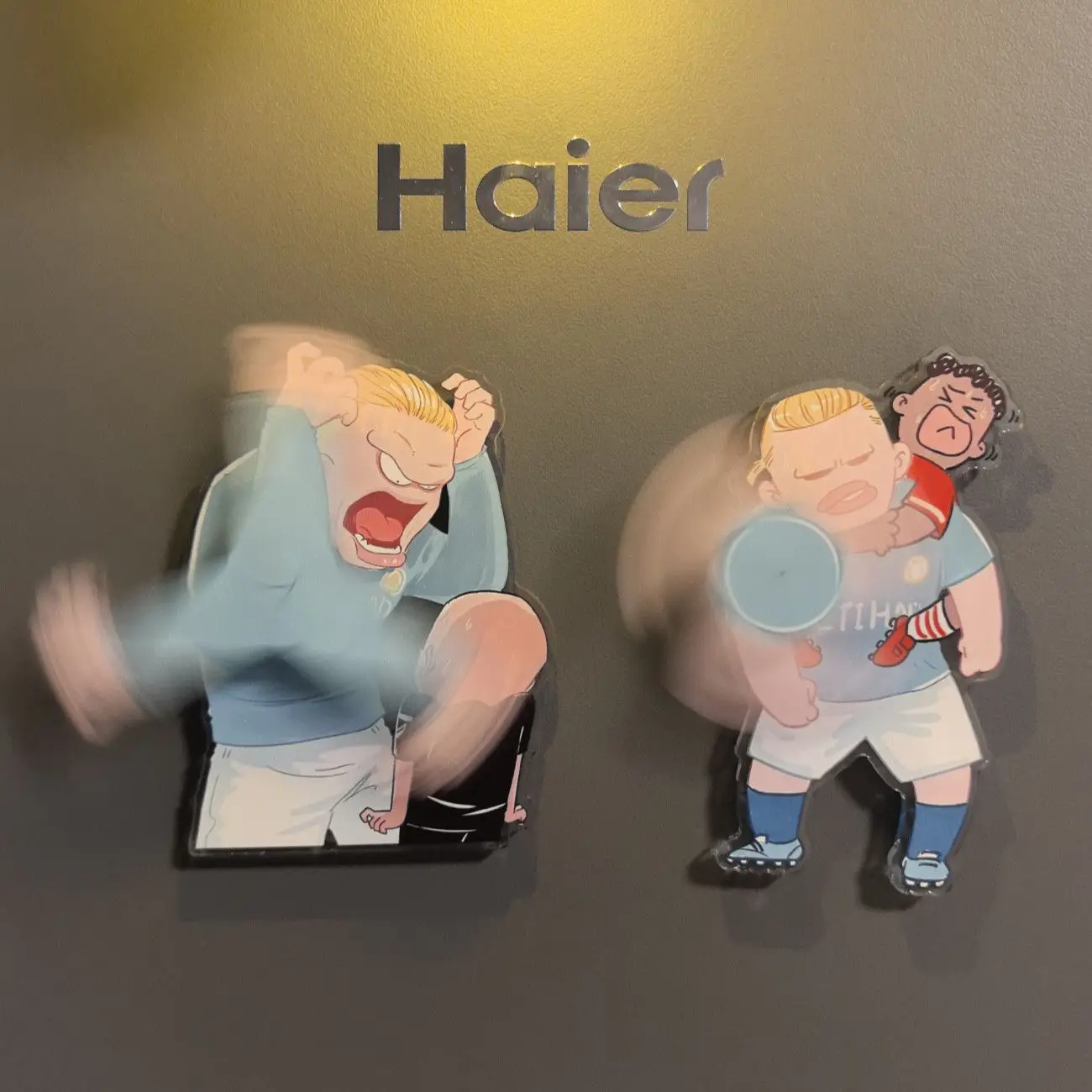 Aimant de réfrigérateur Haaland en train de frapper le but, scène célèbre de football, amusant, abstrait, dessin animé, cadeau