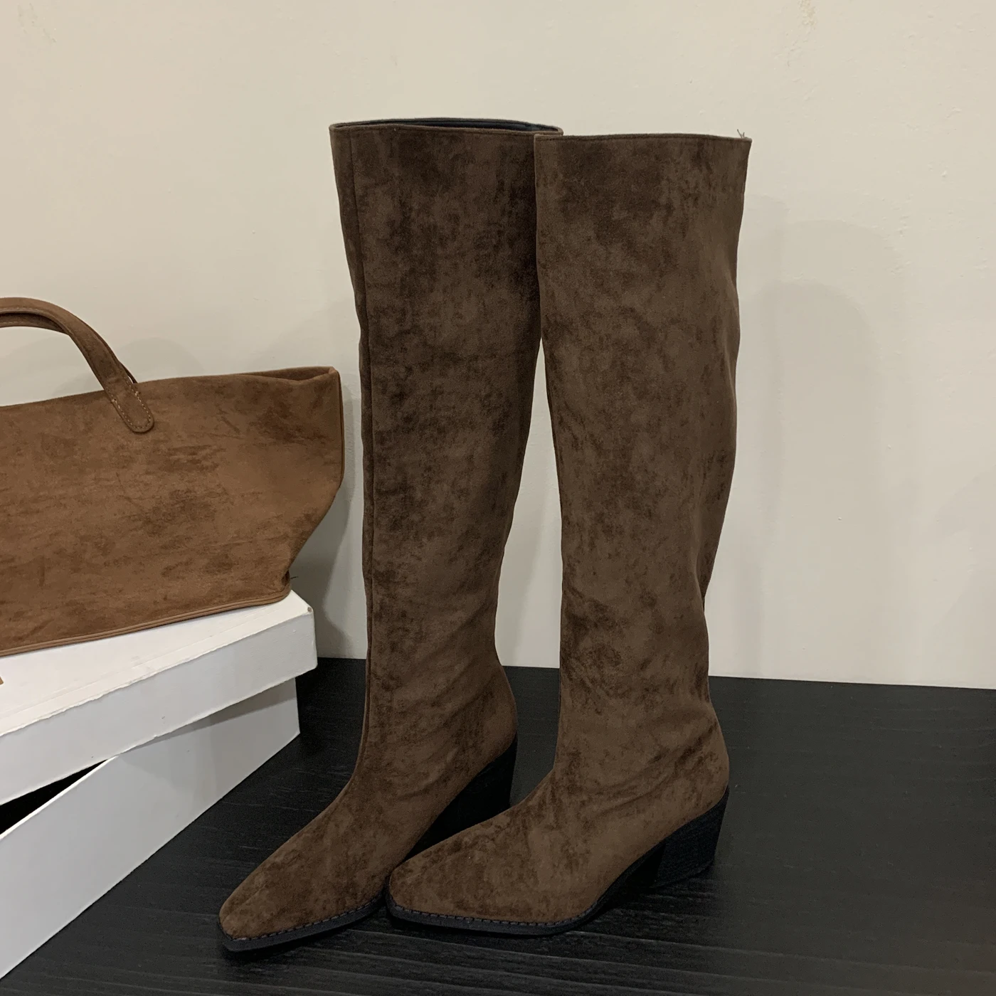 

Eilyken/зимние дизайнерские плиссированные женские сапоги до колена с острым носком, модные длинные туфли в стиле панк на квадратном каблуке, Botas Para Mujer