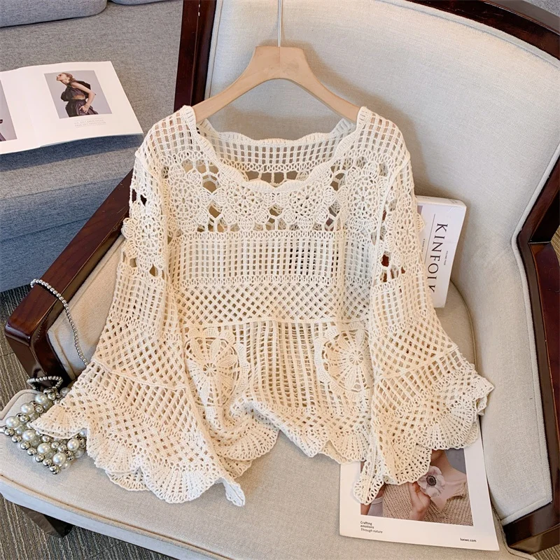 

Летний женский топ из кружевного трикотажа свободного кроя с вырезами, рукавами-колокол и круглым вырезом, из смесового хлопка