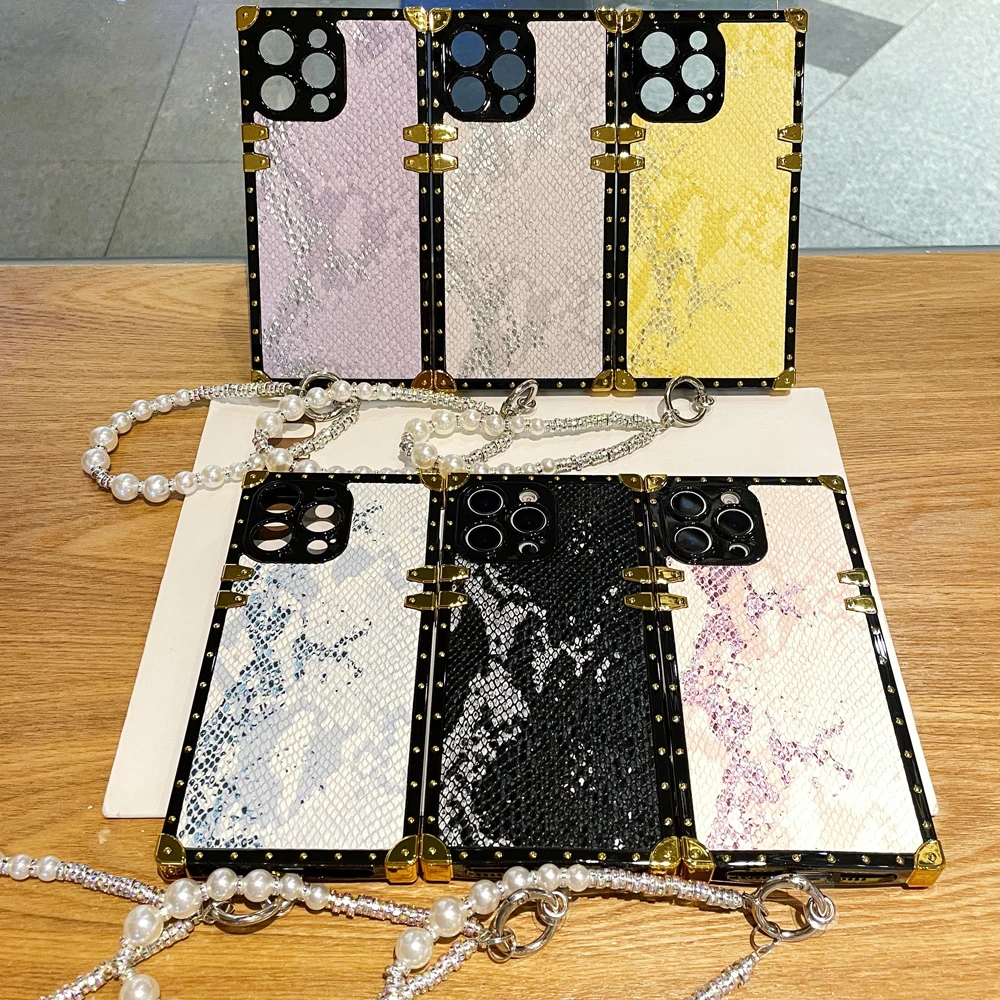 

Модный чехол со змеиным узором для iPhone 11, 12, 13, 14, 15, 16 Pro Max 16E, модный противоударный чехол с прямым краем и жемчужной цепочкой на запястье
