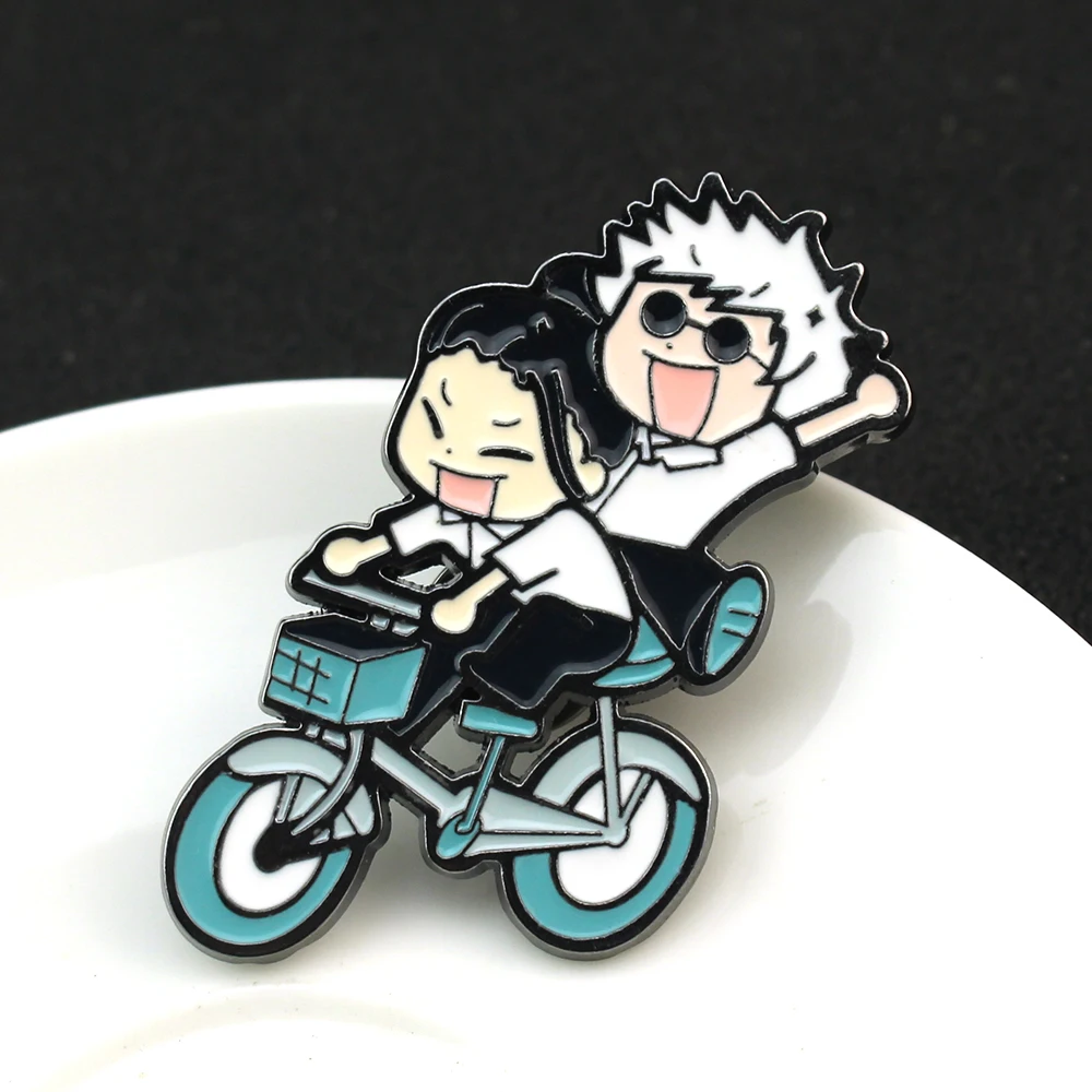 Cartoon Anime Jujutsu Kaisen Metall-Emaille-Brosche, Niedliche und Kreative Gojo Satoru Geto Suguru auf Fahrrad Reitend Anstecknadel Accessoires – Detail 6