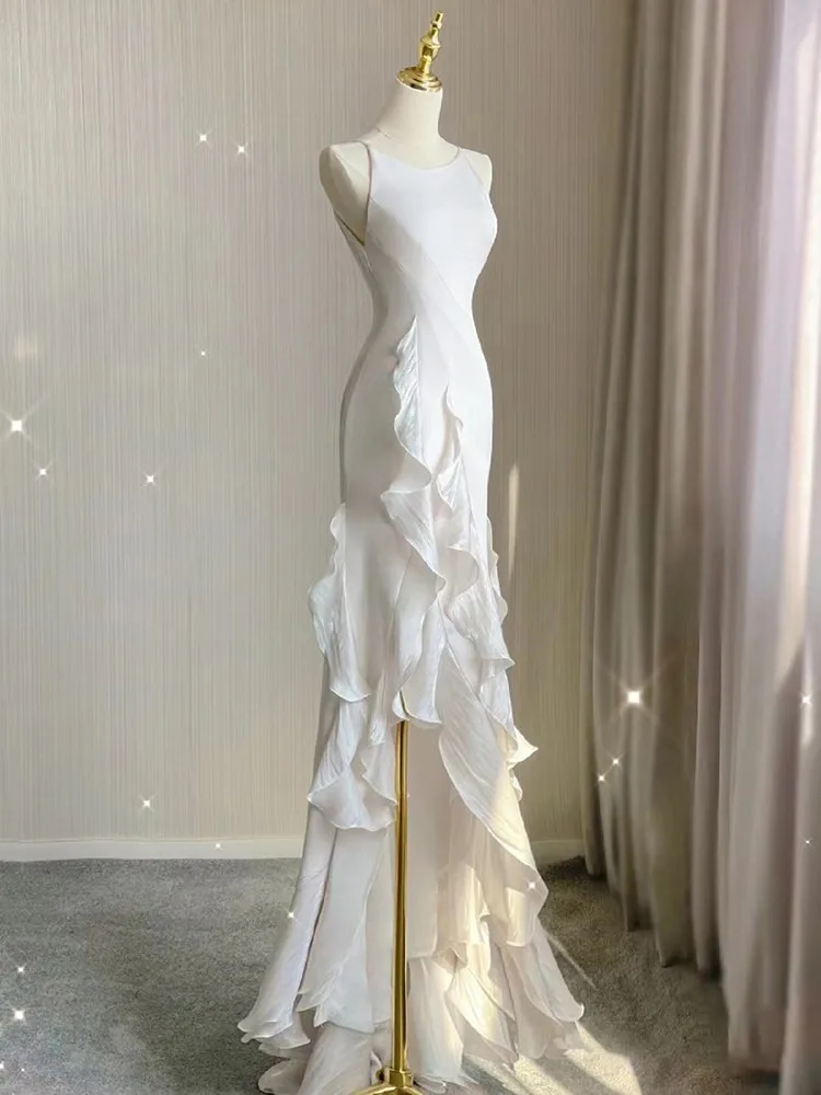 

At banquets it's a light luxury and niche event people can wear small white dress for their daily marriage registration