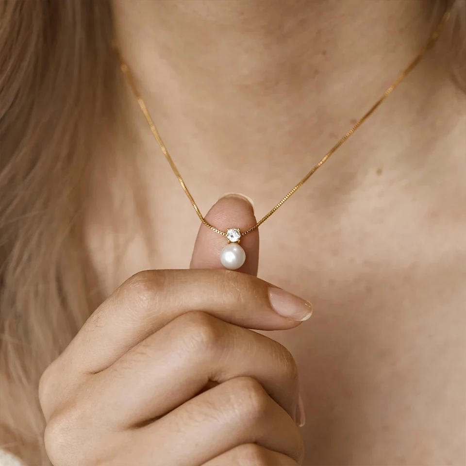 Hiraeva Leicht Luxuriöse & Minimalistische Perlen- und Zirkon-Halskette für Damen — Edelstahl-Schlüsselbein-Kette mit Anhänger-Schmuck – Detail 7