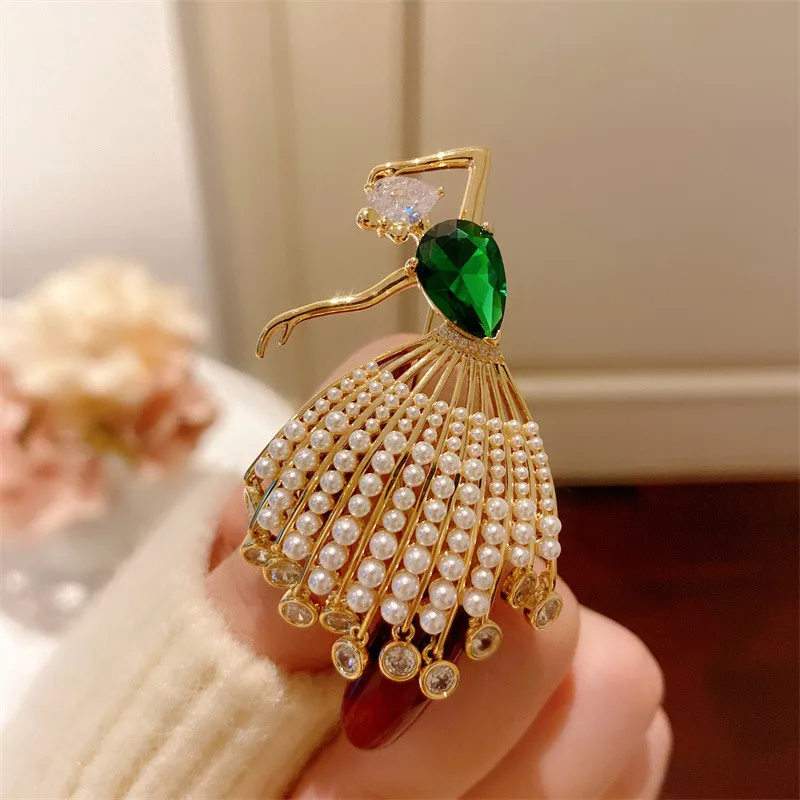 CC Vintage Brooch Imitation Emerald Pearl Suit Pins Elegant Girls Shape Corsage French Style Metal Pin Super Flash Decorate B238