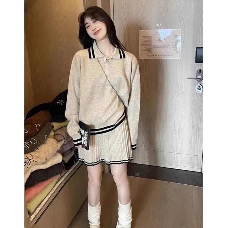 

Вязаный костюм-юбка в студенческом стиле, новинка 2025, осенне-зимний топ с воротником-поло, плиссированная юбка, комплект из двух предметов