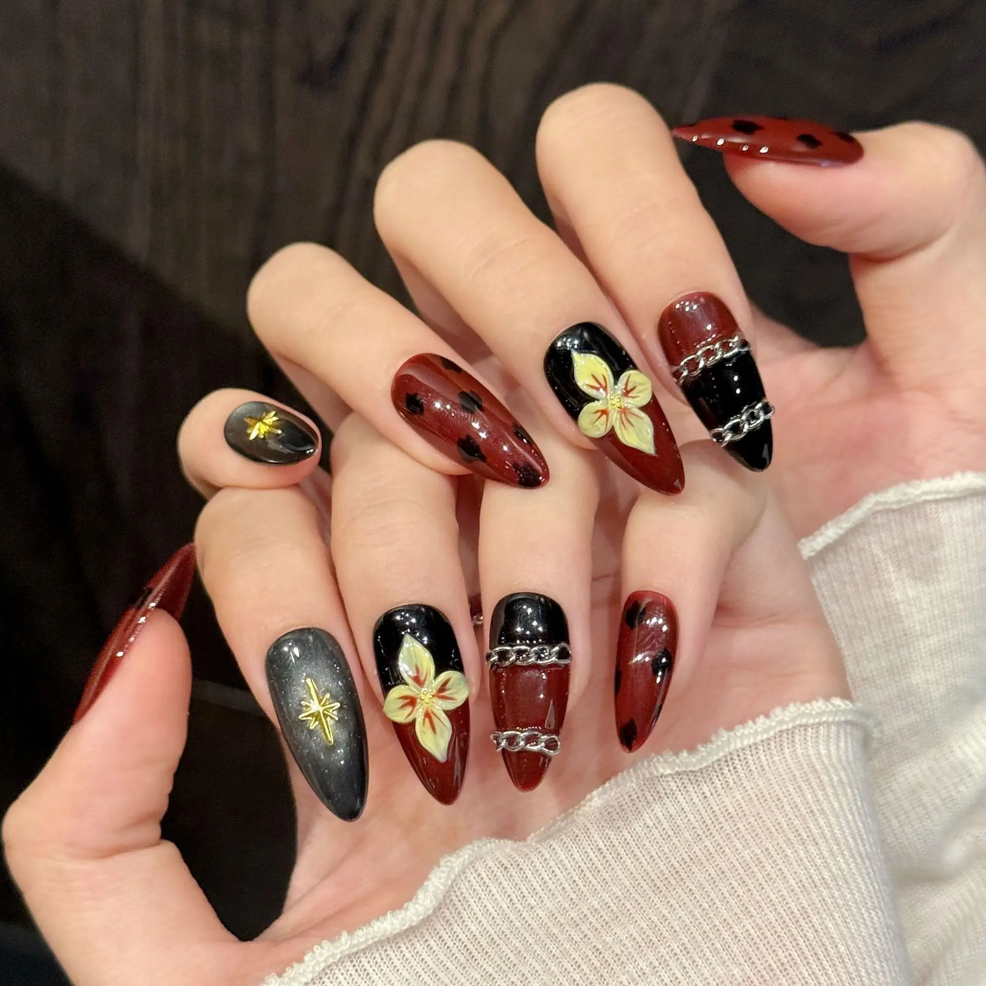 10 Stück luxuriöse handgefertigte Nägel zum Aufdrücken, mittlere Mandel-Sternblume, nachts Design mit 3-teiligem Werkzeug, selbstklebende Nagelkleber-Tabs