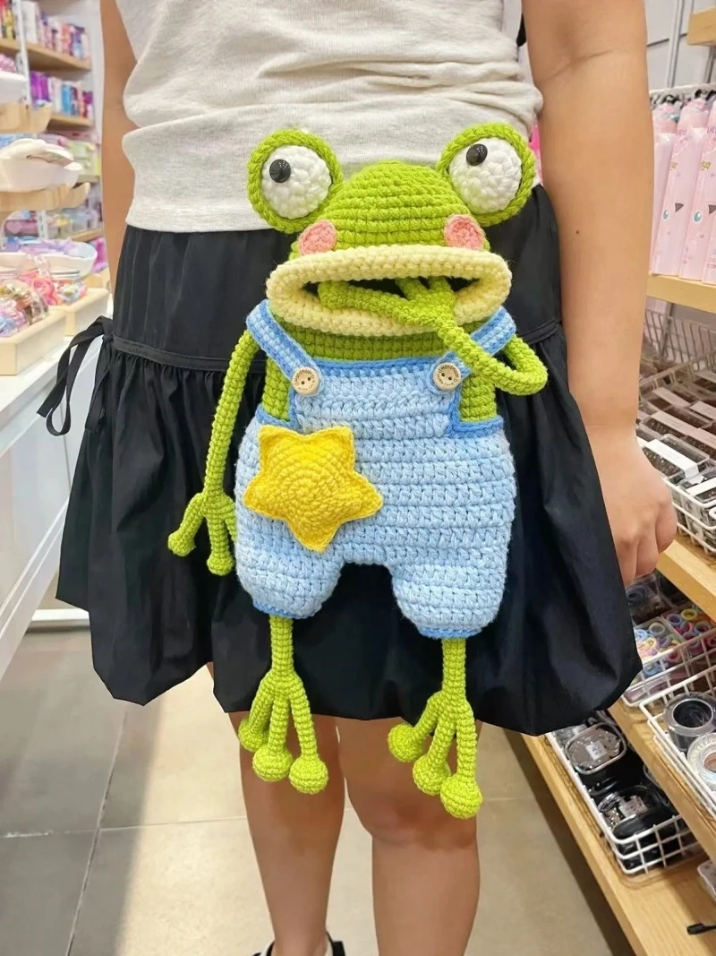 bolsa-transversal-artesanal-de-croche-com-gancho-grande-em-formato-de-sapo-estilo-'ugly-cute'-para-celular-materiais-diy-modelo-pais-e-filhos