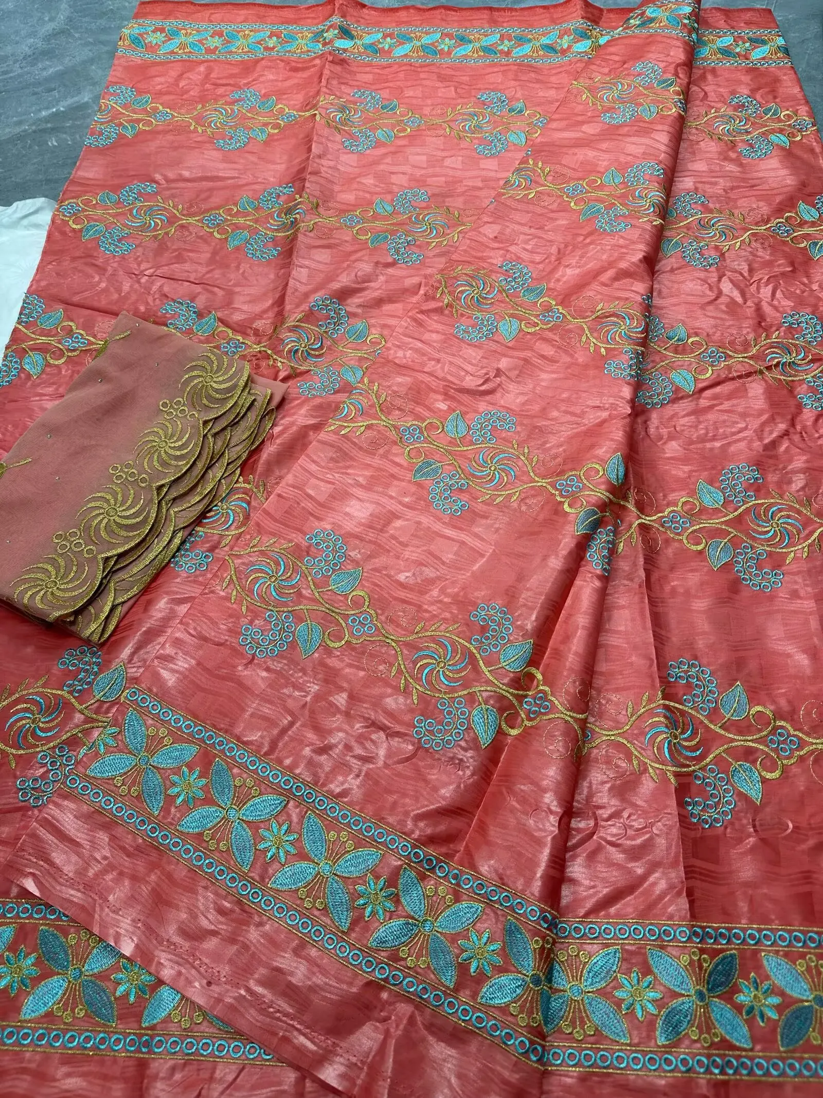 

Африканский нигерийский французский хит продаж: кружевная ткань Базин 135 см (5+2 ярда) для мужской одежды 2026 года, для элитных свадебных и праздничных нарядов жениха