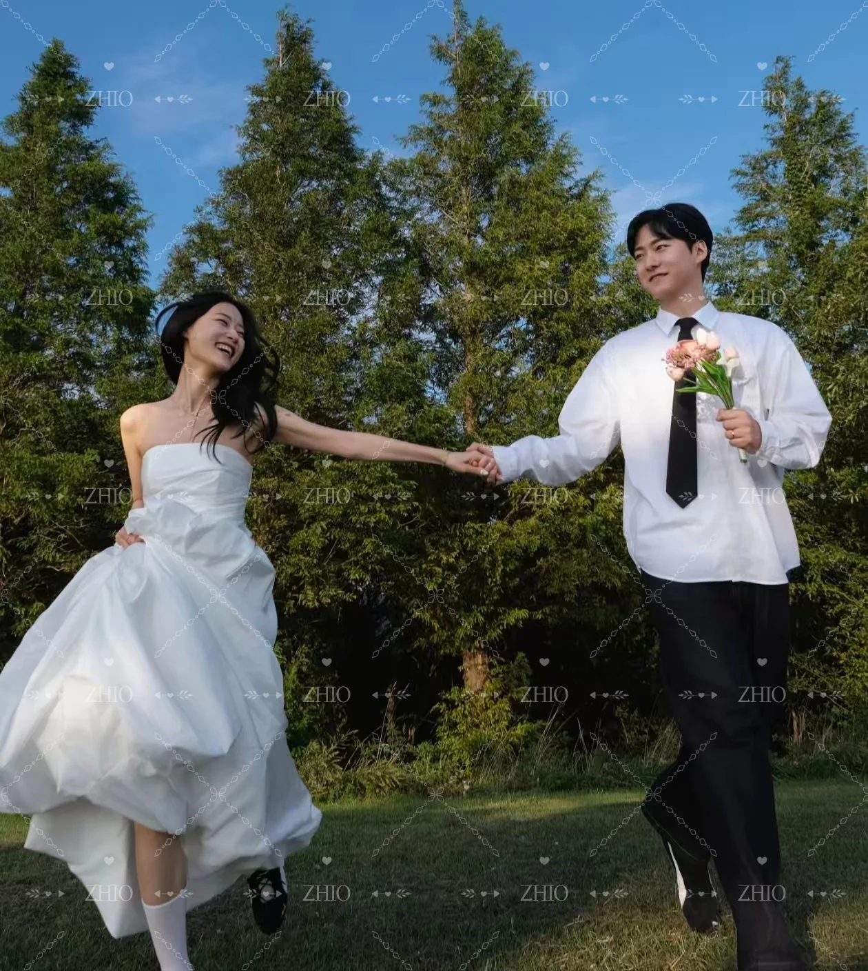 ZHIO فستان حفلات الزفاف الحديث الزهور الصناعية الجانب الشق حمالة الساتان الأبيض كوريا صورة تبادل لاطلاق النار ثوب استقبال الزفاف مخصص