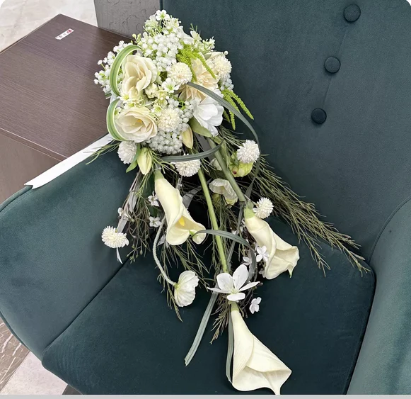 Wedding photos, hand-held flowers, artificial flowers, waterfalls, hot bridal bouquets, engagement photos, props, confessions, g