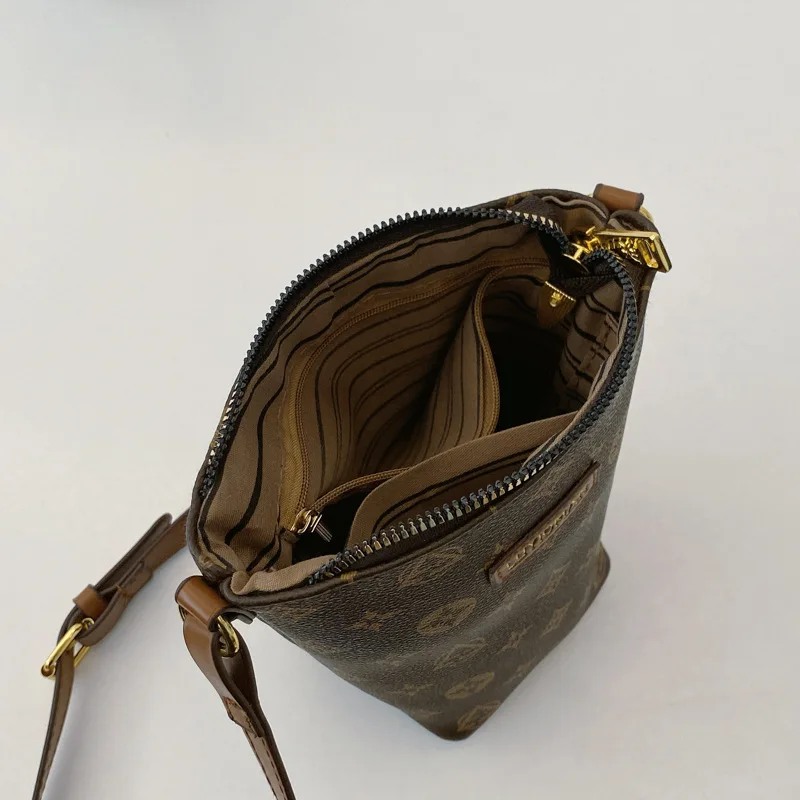 حقيبة دلو نسائية لعام 2025، حقيبة كروس فاخرة للعمل والتنقل، مع محفظة جلدية فريدة وسلسلة قابلة للفصل