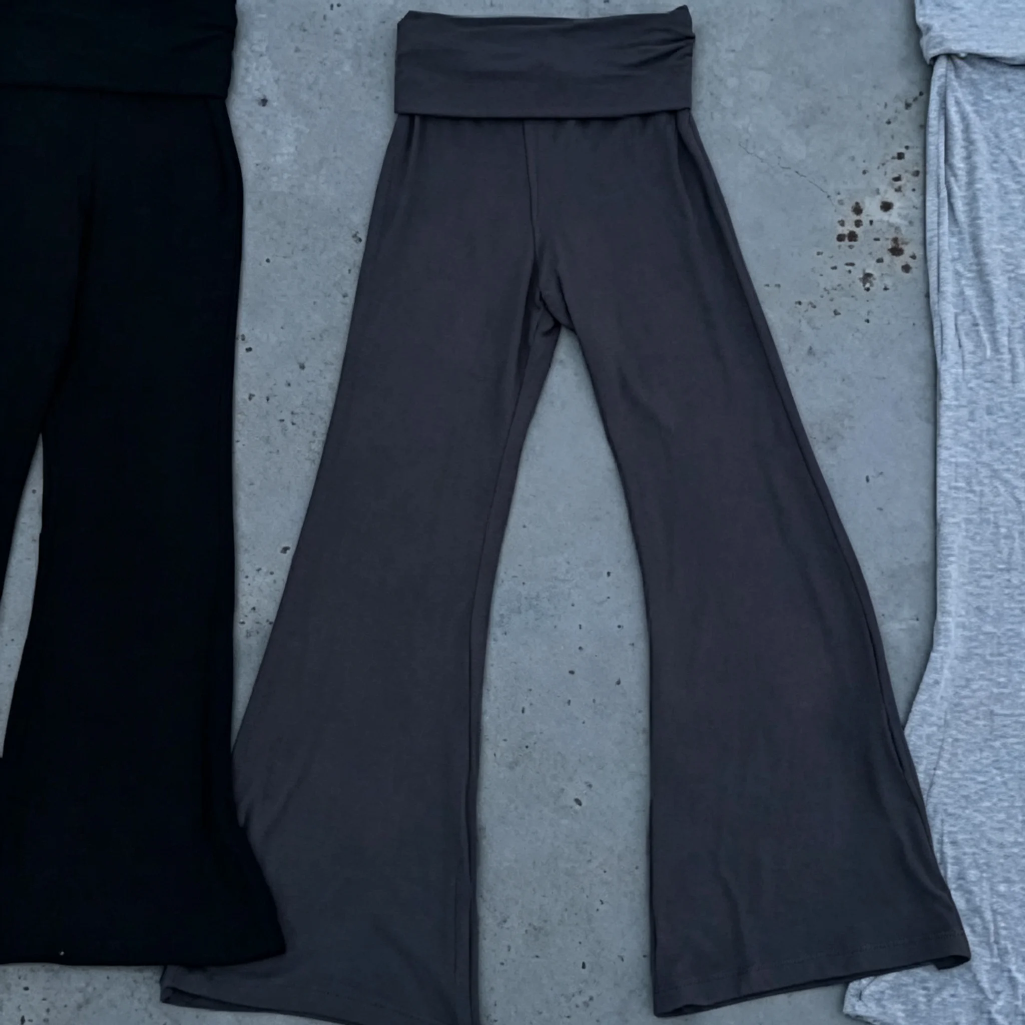 Y2K Hose mit hochgekrempelter Taille, ausgestellter Beinpartie, farblich kontrastierendem Bund, schmal geschnitten, Bootcut-Hose, lässige Streetwear, 90er-Jahre-Stil – Detail 7