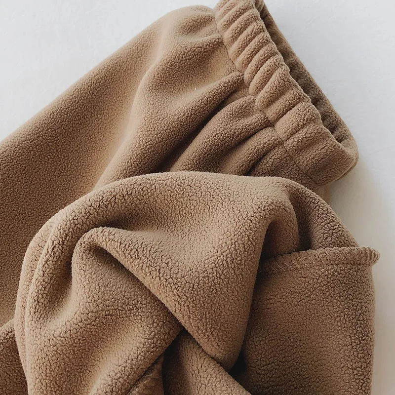 Koreańskie spodnie sportowe 2025 damskie zimowe ocieplane luźne spodnie z szerokimi nogawkami wyszczuplające i uniwersalne spodnie codzienne z szerokimi nogawkami