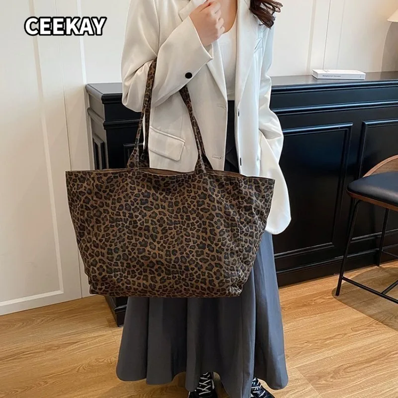 

CEEKAY Vintage Leopard Print Oversized Tote Bag Soft Light Portable Shoulder Purse for Coffee Trips Edgy Feminine Commute Street