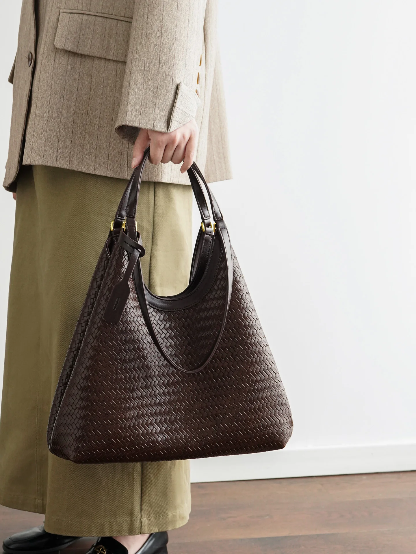 

2026 New Fashion Bucket Bag Women's Single Shoulder Basket Weaving Commuter Handheld High-End Underarm Bag Retro Style Soft PU