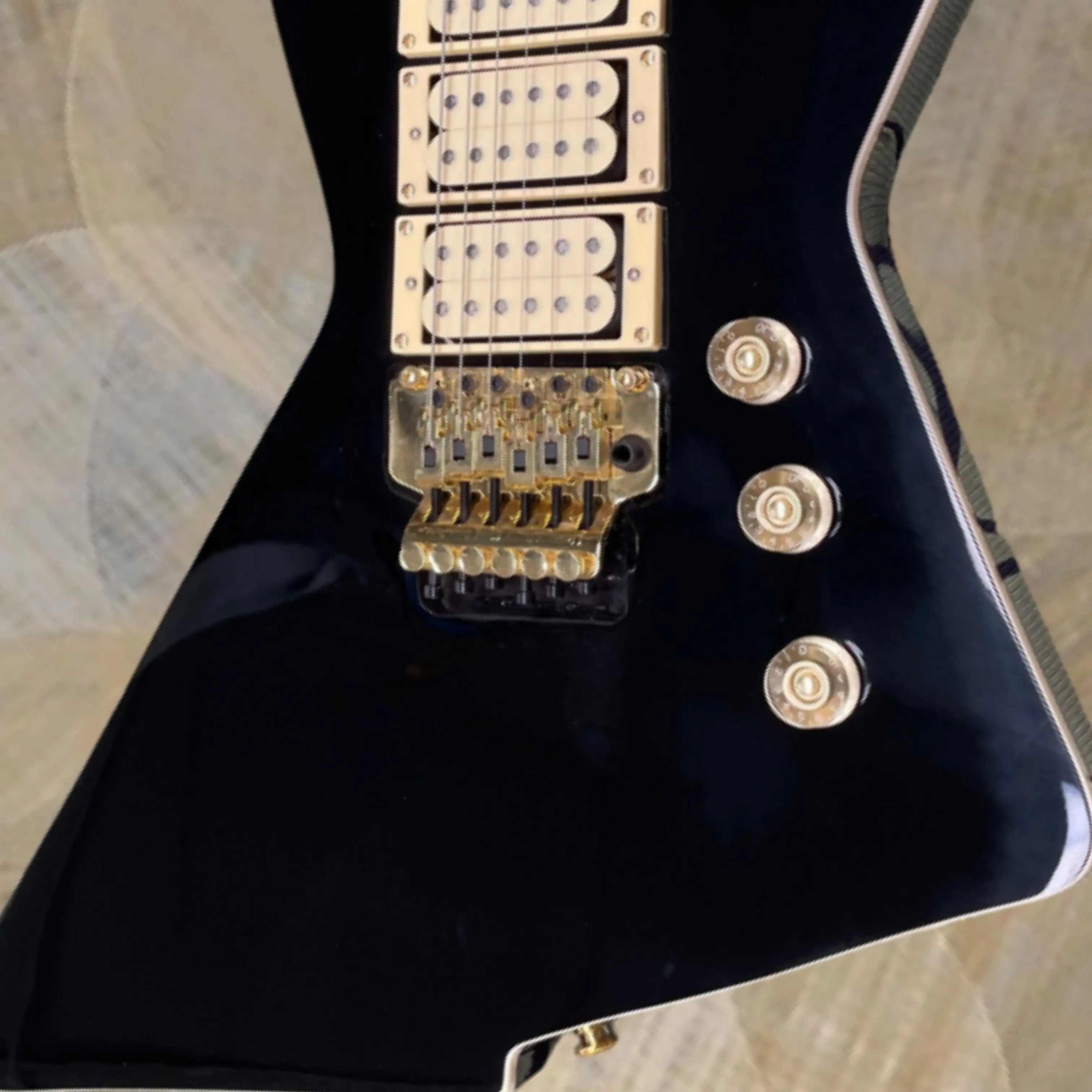 Luxury Gloss Black Electric Guitar, Gold Fittings HHH Pickup Guitars, Colorful Abalone Inlay for Stage Performance Guitarra