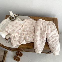 Nuovi vestiti per bambini invernali, ragazze di 0-3 anni, giacca di cotone, giacca di cotone stampata orsacchiotto + pantaloni da cartone animato set da 2 pezzi