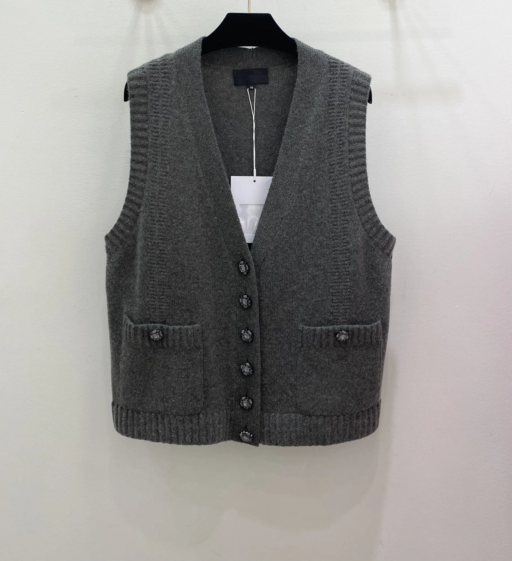 

2024 Summer and Autumn New High Quality Women's Clothing Grey Classic Jacquard Knitted Vest 0719