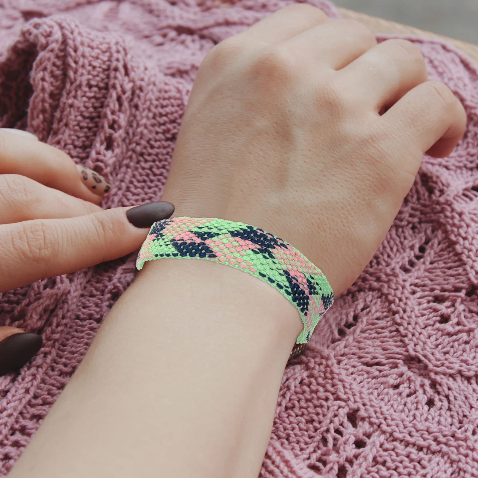 

Bohemian Adjustable Woven Friendship Bracelet Braided Wristband Hand-Woven Friendship Symbol Skin-Friendly Breathable Bracelet