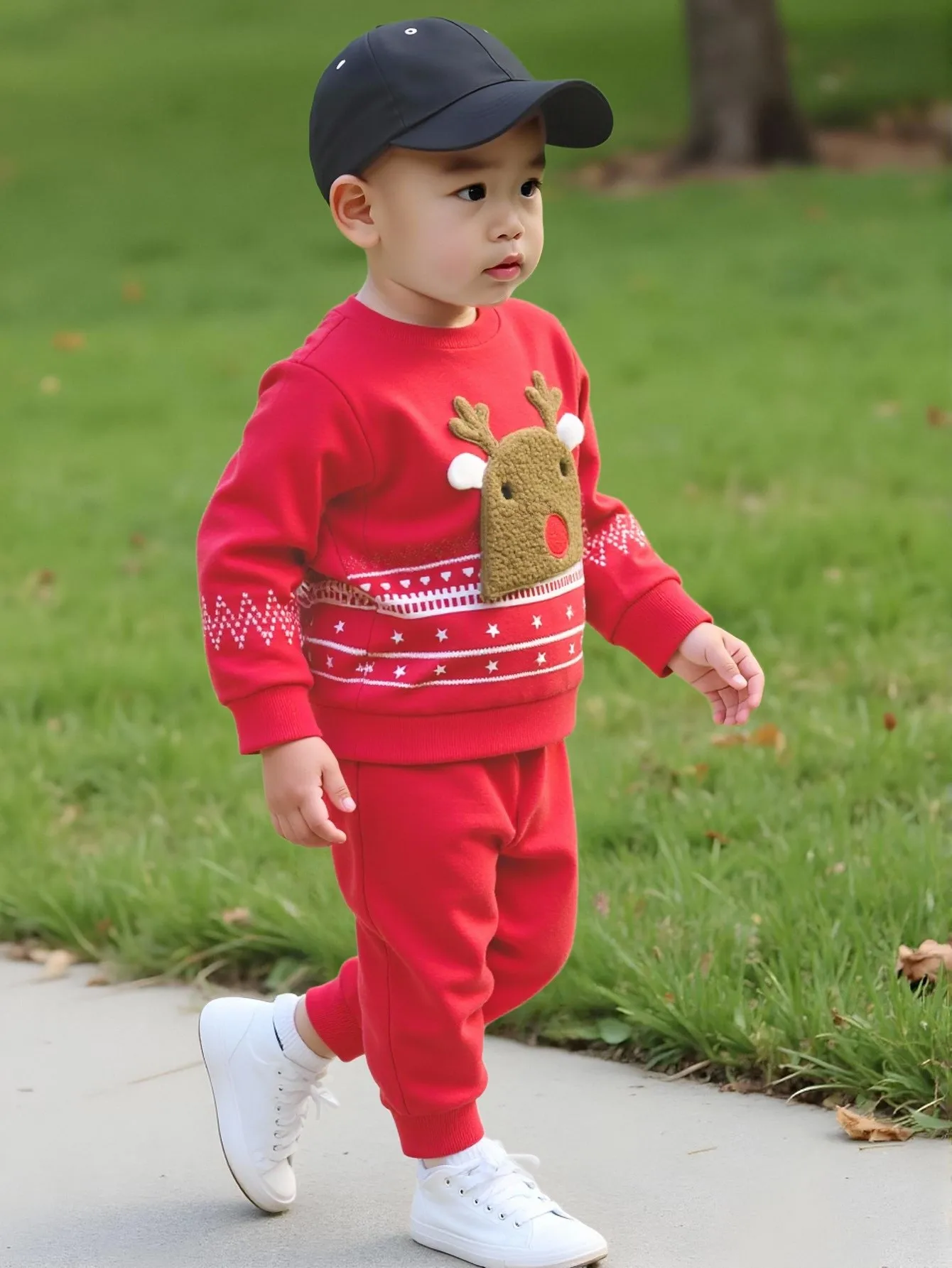 

2-piece set of fashionable and cute round neck long sleeved star print hoodie and pants for baby boys, worn on Christmas Day