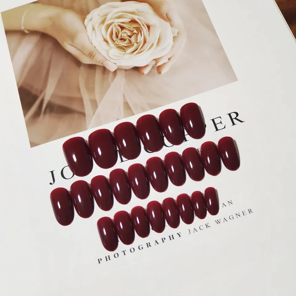 24PCS rode persnagel, korte ovale nagel, herfst nepnagel met nagellijm, perfecte pasvorm, herbruikbare nagel