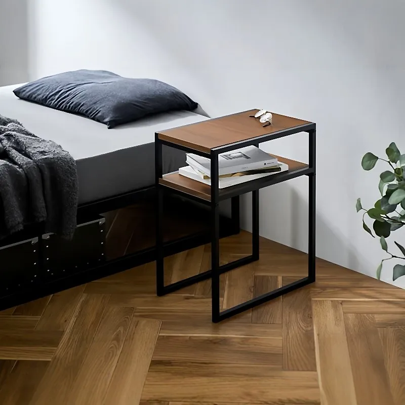 la-sala-de-estar-es-muy-estrecha-con-estantes-de-estilo-ligero-y-lujoso-un-par-de-estantes-de-almacenamiento-creativos-y-sencillos-en-el-lado-del-sofa-y-un-par-mas