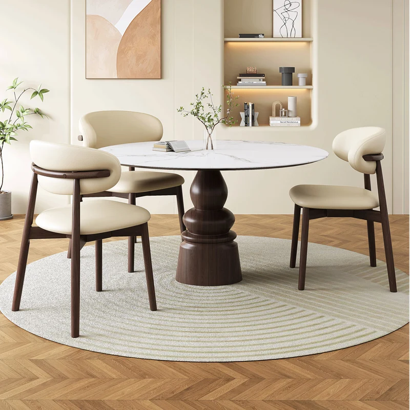 Krzesło hotelowe/restauracyjne w stylu skandynawskim, z litego drewna, kremowe, proste, designerskie, z miękkim oparciem.