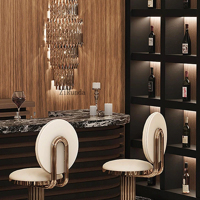 브러시드 골드 마감의 고급 금속 바 스툴, 가죽 안장과 안정적인 지지대, 가족 식사에 적합