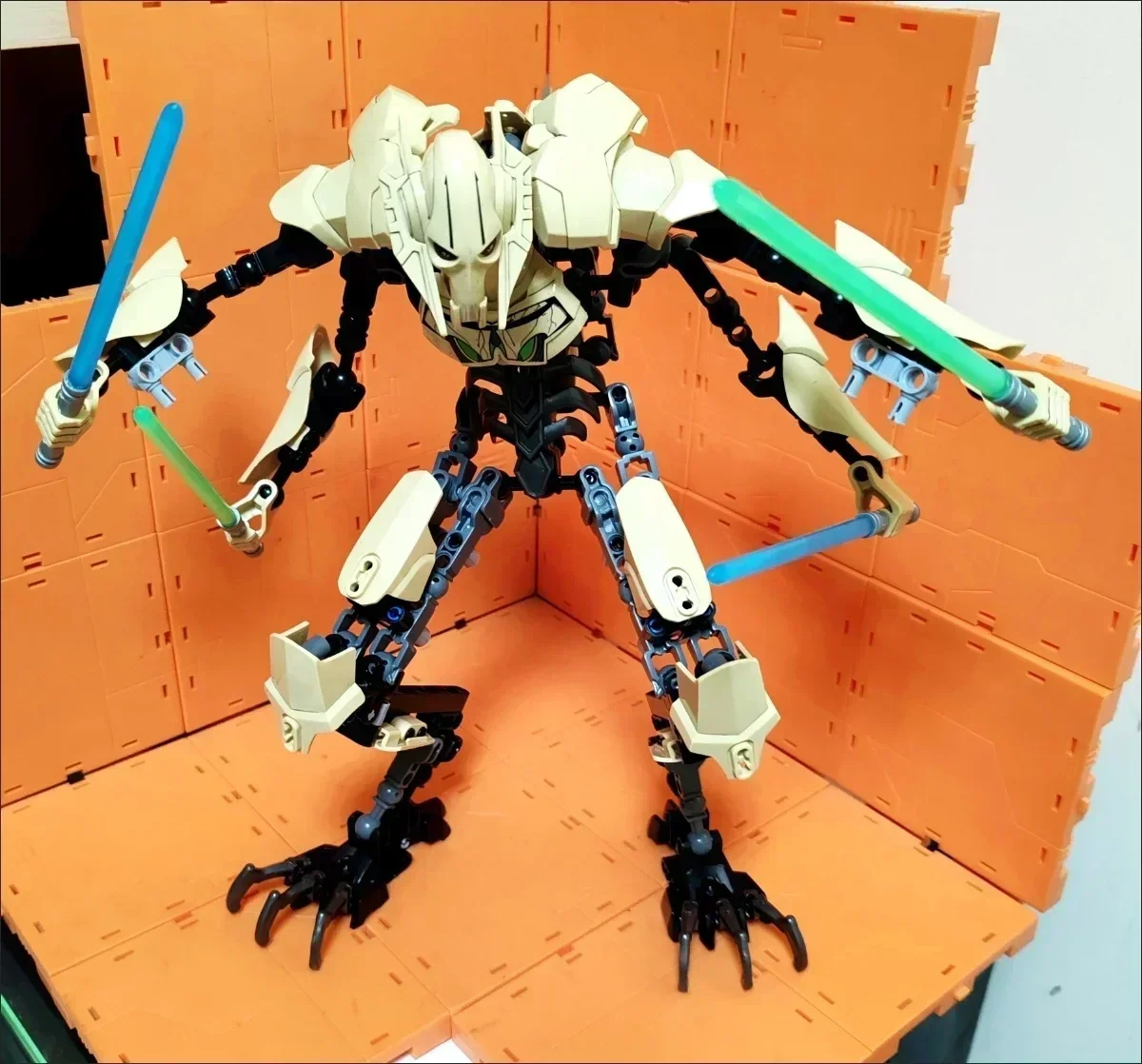 32 cm Stern Spielzeug Allgemeine Roboter Bausteine Action Figur Grievous Mit Lichtschwert Griff Kampf Waffe Modell Spielzeug Geburtstag Geschenke