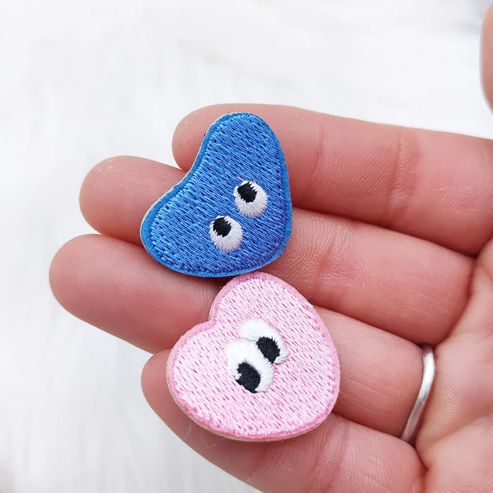 2 pezzi Cute Cartoon Eyes toppe da ricamo autoadesive custodia per telefono fai da te imballaggio Coth Sticker badge su zaino cucito