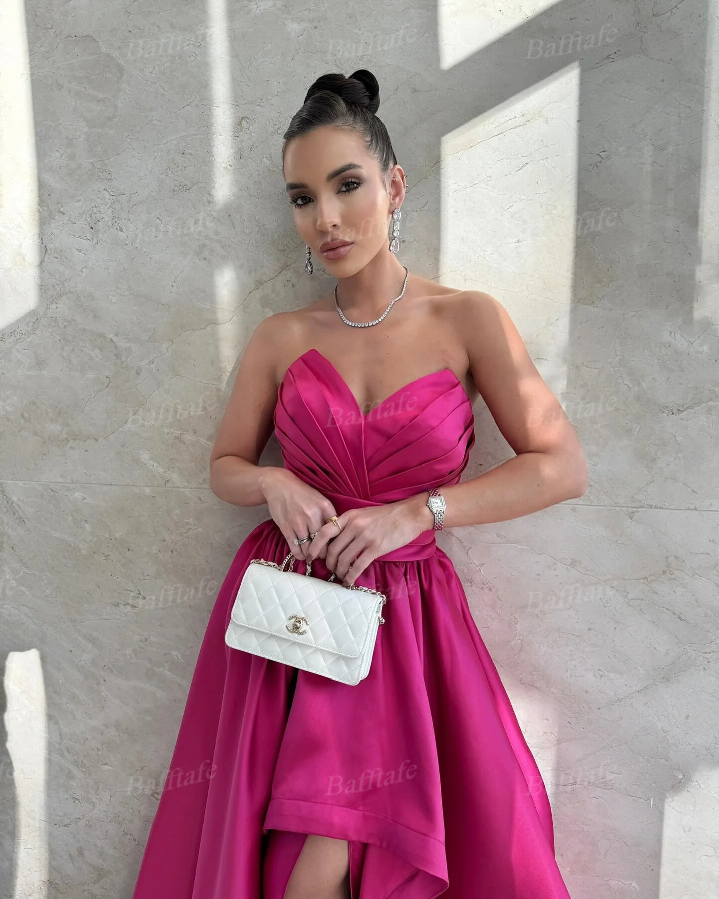 Bafftafe fuksja satynowe suknie balowe dostosowane plisowane rozcięcie nogawki pociąg typu Sweep kobiety formalne suknie wieczorowe na specjalne okazje