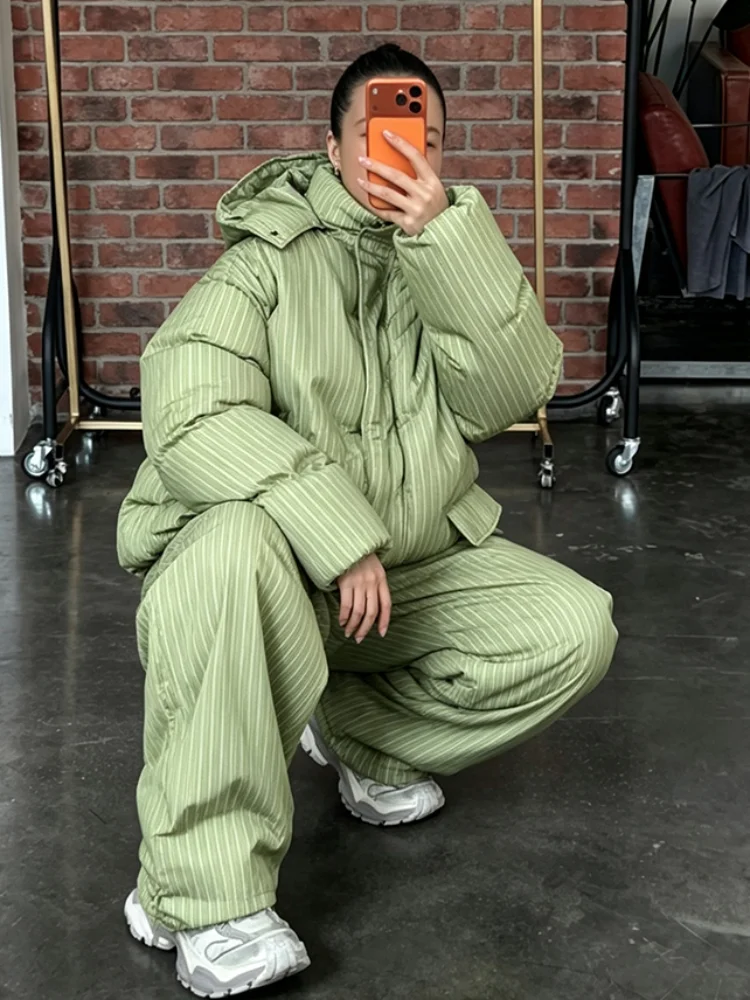 Conjunto Feminino de Duas Peças com Capuz e Listras: Jaqueta Cropped Oversized e Calça Baggy – Moda Diária para o Ar Livre