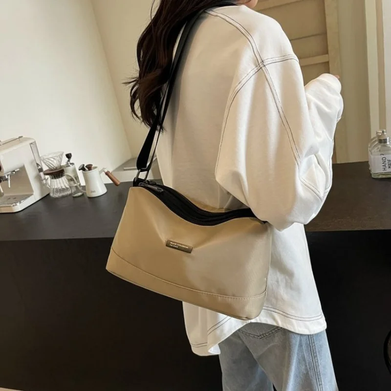 

Trendy Designer Letter Logo Crossbody Handbag For Women Luxury Tote Solid Color Elegant Leather