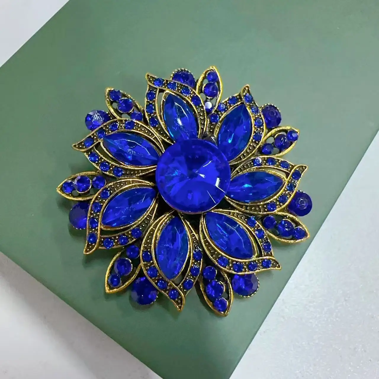 Retro, personalized, fashionable, colorful glass crystal flower brooch, high-end coat accessory, chest for women