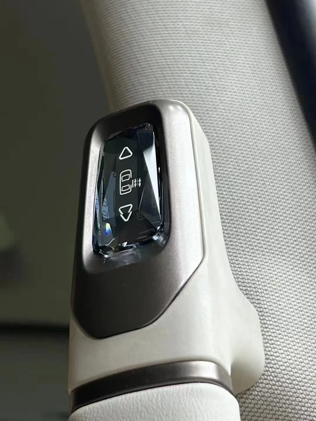 مفتاح كريستال للباب الأوسط لـ Denza D9 2022 2023 2024 2025 ملحقات السيارة الداخلية