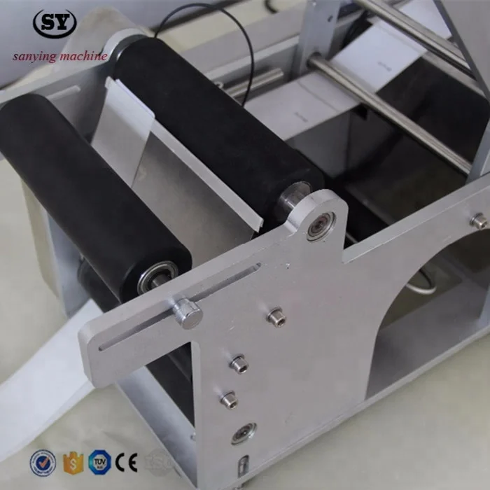 

Полуавтоматическая машина для наклеивания этикеток на круглые бутылки LT-50D с принтером даты