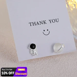 Astronauta Star Moon Stud Brincos para Mulheres, zircão Assimétrico Adorável Mini Orelha Perfurada Studs, Cor Prata, Joias da Moda 10 principais vendas brincos astronauta - №9